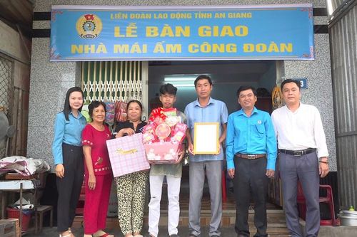 Bàn giao nhà Mái ấm Công đoàn cho ông Phan Minh Thức