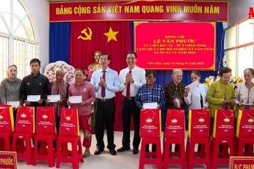 Phó Chủ tịch UBND tỉnh An Giang Lê Văn Phước chúc Tết tại TX. Tịnh Biên