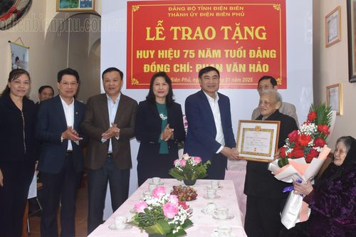 Bí thư Tỉnh ủy Trần Quốc Cường trao Huy hiệu Đảng và thăm, chúc Tết tại TP. Điện Biên Phủ