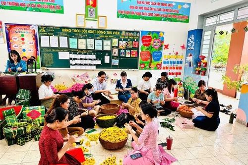 Mang Tết cổ truyền vào trường học