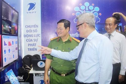 Tạo đột phá phát triển khoa học, công nghệ và chuyển đổi số