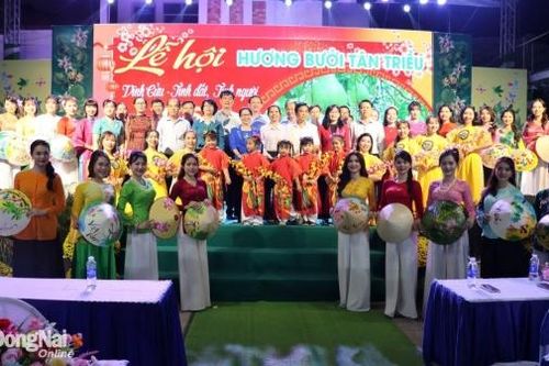 Hơn 15 ngàn lượt khách tham quan và mua sắm tại Lễ hội Hương bưởi Tân Triều