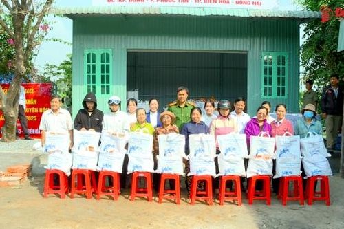 Trao hơn 200 phần quà Tết cho các hộ dân có hoàn cảnh khó khăn tại phường Phước Tân, Biên Hòa