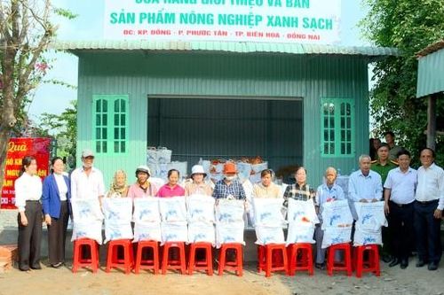 Trao hơn 200 phần quà Tết cho các gia đình có hoàn cảnh khó khăn tại phường Phước Tân, Biên Hòa