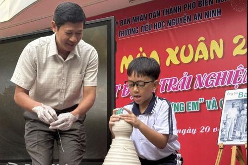 Học sinh tiểu học ở Biên Hòa trải nghiệm làm gốm