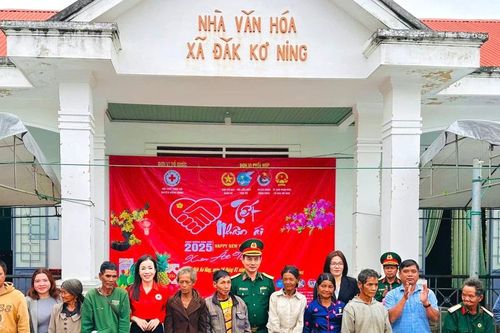 Chợ 'Tết nhân ái' ấm lòng người dân xã Đăk Kơ Ning
