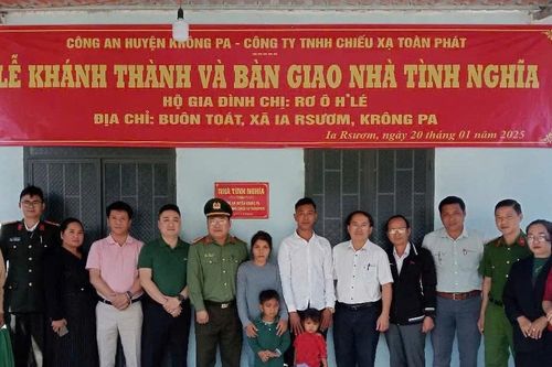 Bàn giao nhà tình nghĩa cho hộ nghèo xã Ia Rsươm