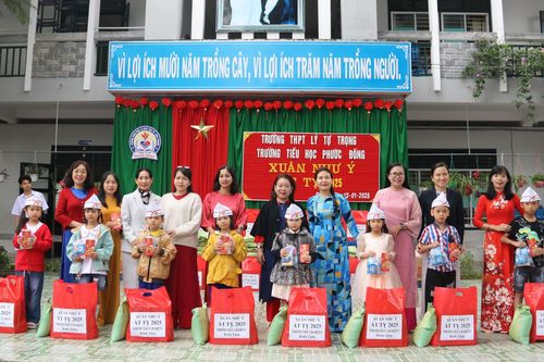 Mang xuân yêu thương đến học sinh, người dân khó khăn