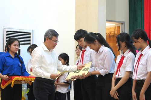 Hội Khuyến học huyện Diên Khánh: Trao học bổng cho 141 học sinh, sinh viên