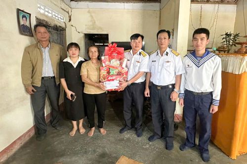 Tiểu đoàn 455 trao 10 triệu đồng hỗ trợ gia đình học sinh mắc bệnh hiểm nghèo