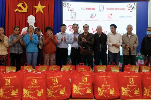Dịp Tết Nguyên đán Ất Tỵ 2025: Các nhóm giúp đỡ các xã đã tặng 4.870 suất quà Tết, với tổng kinh phí hơn 2,7 tỷ đồng