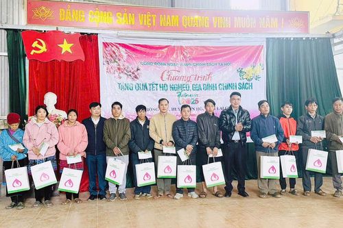 Ngân hàng Chính sách Xã hội Chi nhánh tỉnh trao tặng 35 suất quà Tết cho hộ nghèo, gia đình chính sách