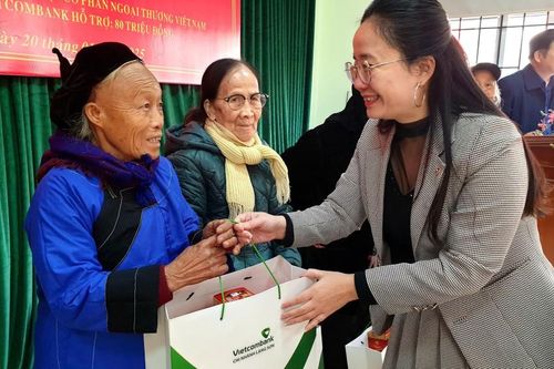 Trao tặng 160 suất quà tết cho hộ nghèo, gia đình thương binh liệt sĩ, nạn nhân chất độc da cam tại thành phố Lạng Sơn