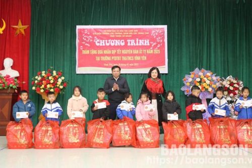 Câu lạc bộ Hiệu trưởng thăm, tặng quà Tết Nguyên đán tại Bình Gia và Văn Quan
