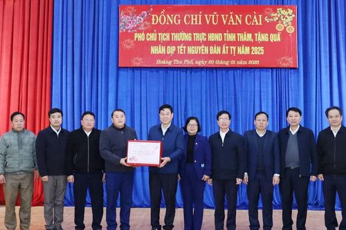 Phó Chủ tịch Thường trực HĐND tỉnh Vũ Văn Cài thăm, chúc tết tại huyện Bắc Hà