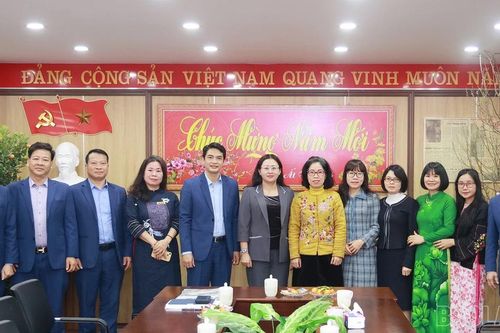 Phó Chủ tịch UBND tỉnh Giàng Thị Dung chúc tết các cơ quan thông tấn, báo chí