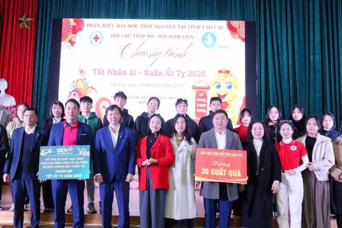 Hơn 100 sinh viên Phân hiệu Đại học Thái Nguyên tại tỉnh Lào Cai được nhận quà Tết