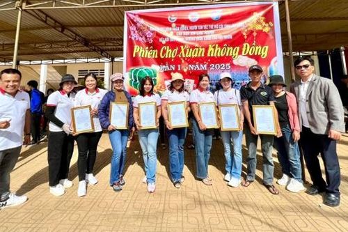 Di Linh: Trao hơn 200 phần quà Tết cho người dân có hoàn cảnh khó khăn