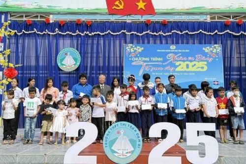 Công đoàn ngành Giáo dục trao quà Tết tại huyện Đạ Huoai