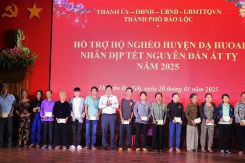 Lãnh đạo TP Bảo Lộc trao tặng quà Tết cho gia đình chính sách, hộ nghèo các địa phương