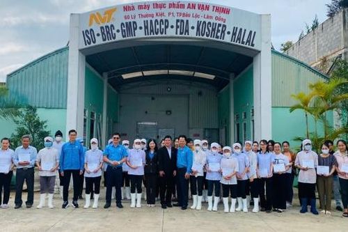 Liên đoàn Lao động tỉnh Lâm Đồng trao tặng quà Tết cho người lao động có hoàn cảnh khó khăn tại Bảo Lộc