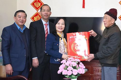 Trưởng Ban Dân vận Tỉnh ủy Nguyễn Thị Thanh Huyền tặng quà Tết tại huyện Thanh Thủy