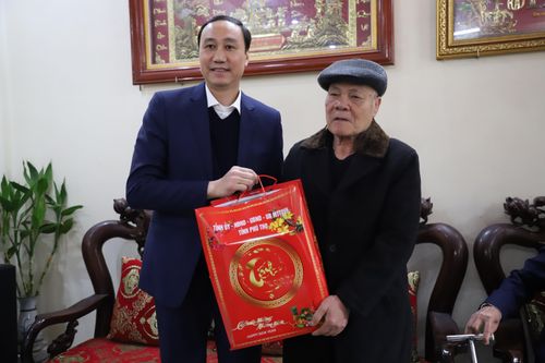 Phó Bí thư Thường trực Tỉnh ủy Phùng Khánh Tài thăm, tặng quà Tết tại huyện Tam Nông
