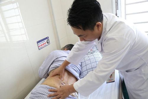 Thoát khỏi cảnh đau lưng, không đi lại được nhờ kĩ thuật hiện đại tại Bệnh viện Đa khoa tỉnh Phú Thọ