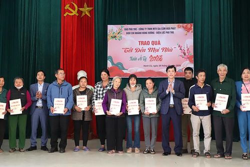 Trao quà 'Tết đến mọi nhà' tại huyện Thanh Ba