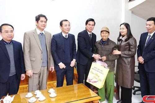 Đồng chí Bí thư Tỉnh ủy thăm, tặng quà các gia đình chính sách, người có công