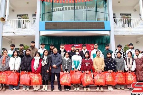 Trường THPT Mộc Lỵ tổ chức Hội chợ Xuân yêu thương