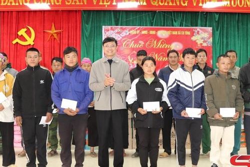 Ban Tuyên giáo Tỉnh ủy tặng quà, chúc Tết tại xã Co Tòng