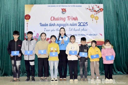 Tỉnh đoàn Tuyên Quang trao tặng quà Tết tại Na Hang
