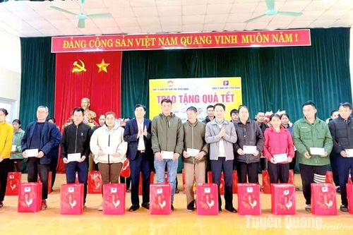 Trao tặng 153 suất quà Tết cho các gia đình khó khăn huyện Sơn Dương