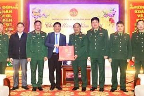 Lãnh đạo thành phố Huế thăm, chúc tết Bộ Tư lệnh Quân khu 4