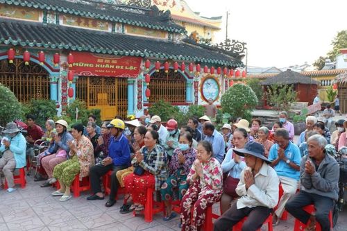 Đồng Tháp: Ban Từ thiện xã hội GHPGVN tỉnh trao quà Tết đến bà con khó khăn, tại chùa Phước Hưng