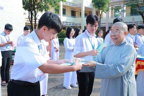 Phân ban Ni giới T.Ư trao học bổng Kiều Đàm Di và tặng quà cho học sinh bên thềm Xuân Ất Tỵ