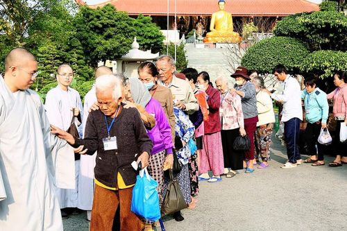 Chùa Thanh Tâm tặng 100 phần quà Tết đến người khiếm thị