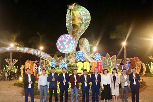 Linh vật 'bé Na' của Phú Yên lấp lánh dát vàng thu hút du khách