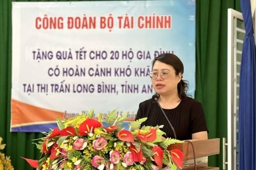Công đoàn Bộ Tài chính thăm, tặng quà Tết cho các hộ nghèo tại An Giang, Đồng Tháp