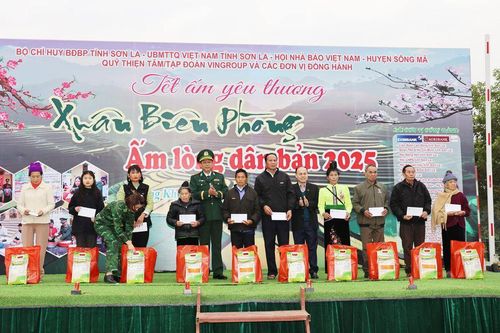 Chương trình 'Tết ấm yêu thương' năm 2025 - mang Tết đến vùng biên