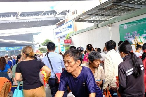 Ấm áp những phiên chợ tết yêu thương, 'chợ tết 0 đồng' cho người bệnh
