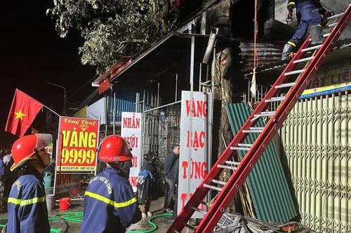 Cháy cửa hàng vàng bạc ở Hòa Bình