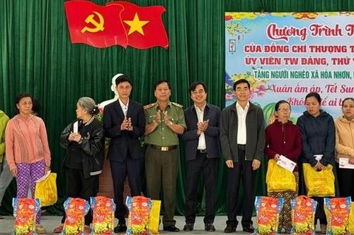 Phần quà ấm áp nghĩa tình đến với người dân nghèo vùng ven Đà Nẵng