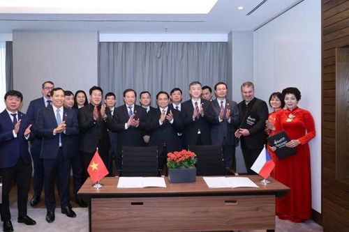 Thủ tướng chứng kiến lễ ký kết hợp tác chiến lược giữa CLB Công an Hà Nội và CLB Slavia Praha