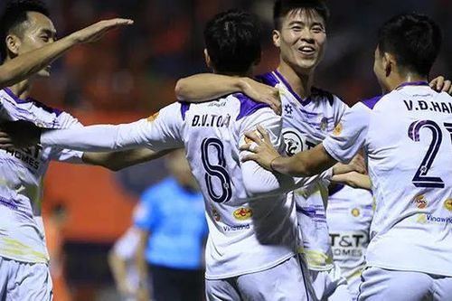 CLB Hà Nội áp sát top 3 V-League