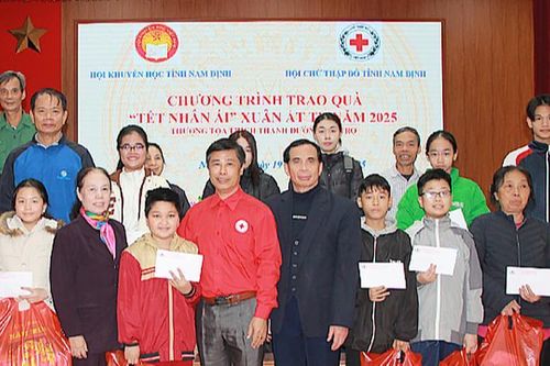 Nam Định: Những phần quà, học bổng ý nghĩa tại Chương trình 'Tết Sum vầy, Xuân khuyến học'