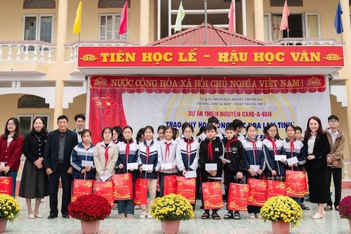 Hội Khuyến học tỉnh Hải Dương và nhà tài trợ trao quà Tết cho học sinh huyện Thanh Hà
