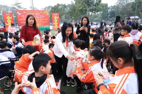 Trao 20 suất học bổng 'Thắp sáng những ước mơ' tại Vĩnh Phúc