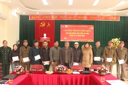 Tặng quà Tết cho nạn nhân chất độc da cam/dioxin huyện Hòa An